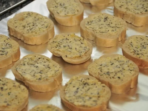 Sardinen al forno mit Kräuter-Knoblauch-Baguette - Rezept - Bild Nr. 5