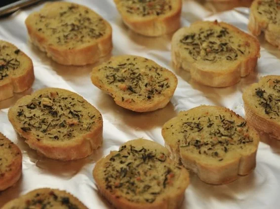 Sardinen al forno mit Kräuter-Knoblauch-Baguette - Rezept - Bild Nr. 6