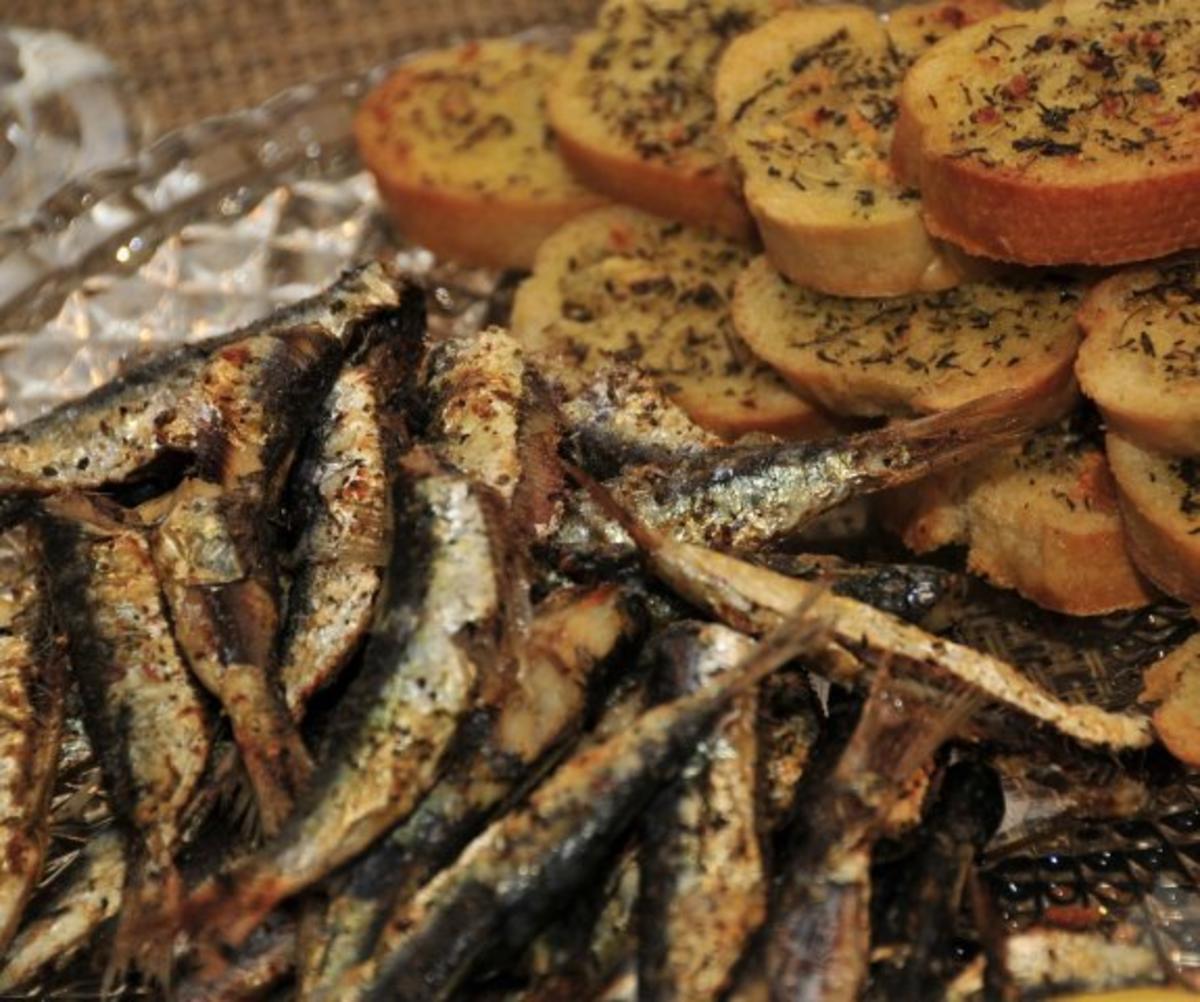 Sardinen al forno mit Kräuter-Knoblauch-Baguette - Rezept - kochbar.de