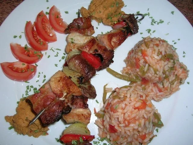 Raznjici - serbische Fleischspieße nach unserer Art mit Djuvec-Reis, Ajvar+Krautsalat - Rezept