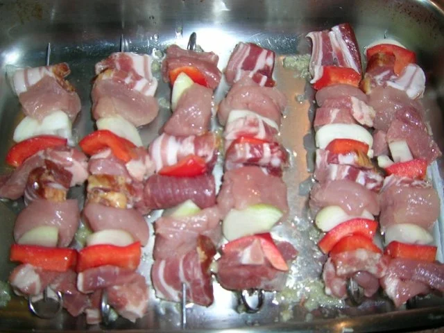 Raznjici - serbische Fleischspieße nach unserer Art mit Djuvec-Reis, Ajvar+Krautsalat - Rezept - Bild Nr. 4