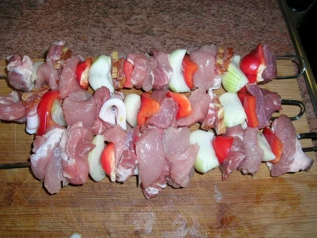 Raznjici - serbische Fleischspieße nach unserer Art mit Djuvec-Reis, Ajvar+Krautsalat - Rezept - Bild Nr. 5