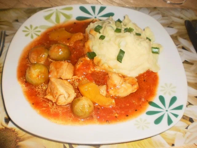 Rezept: Rosenkohltopf mit Hähnchen und Lauchzwiebelkartoffelpüree Rosenkohltopf mit Hähnchen und Lauchzwiebelkartoffelpüree - Rezept
