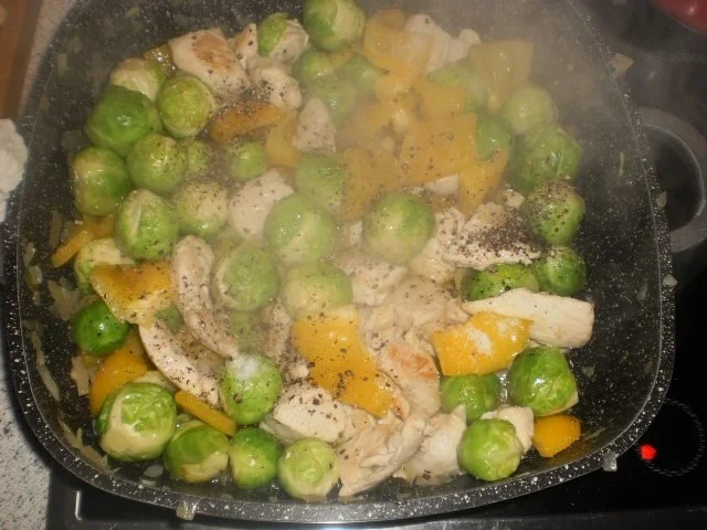 Rezept: Rosenkohltopf mit Hähnchen und Lauchzwiebelkartoffelpüree Bild Nr. 11 Rosenkohltopf mit Hähnchen und Lauchzwiebelkartoffelpüree - Rezept - Bild Nr. 11