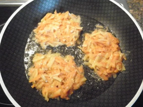 Rezept: Möhren - Ingwer - Puffer mit Mascarpone - Honig - Dip ... Bild Nr. 5 Möhren - Ingwer - Puffer mit Mascarpone - Honig - Dip ... - Rezept - Bild Nr. 5