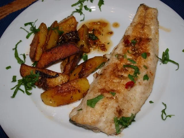 gegrillter Wolfsbarsch mit Kräuter-Wein-Sauce  (Branzino grigliato con salsa alle erbe) - Rezept