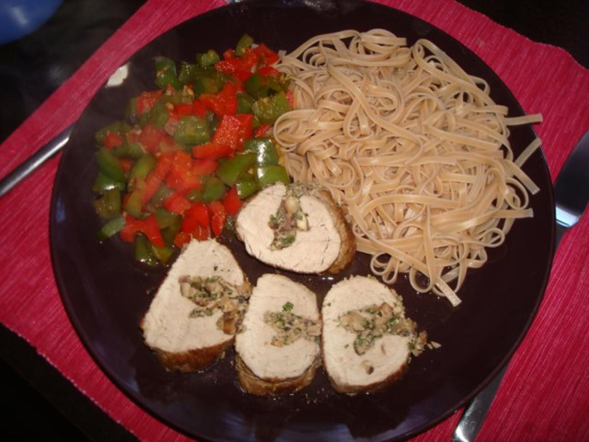 Bilder für Gefülltes Schweinefilet mit Nudeln und Paprikagemüse - Rezept