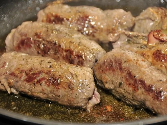 Roulade vom Allgäuer Weideochsen mit Salbeipestofüllung - Rezept - Bild Nr. 4