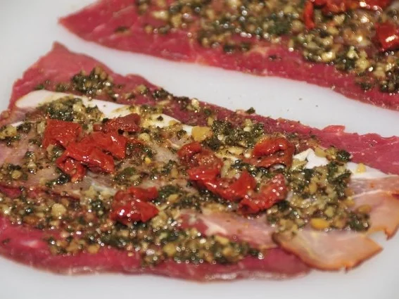 Roulade vom Allgäuer Weideochsen mit Salbeipestofüllung - Rezept - Bild Nr. 3