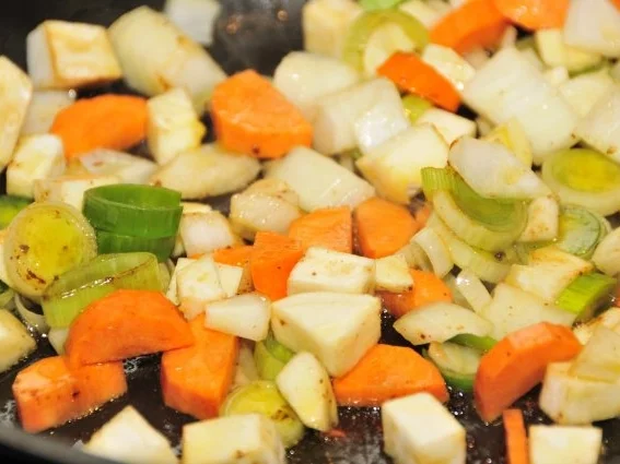 Roulade vom Allgäuer Weideochsen mit Salbeipestofüllung - Rezept - Bild Nr. 5