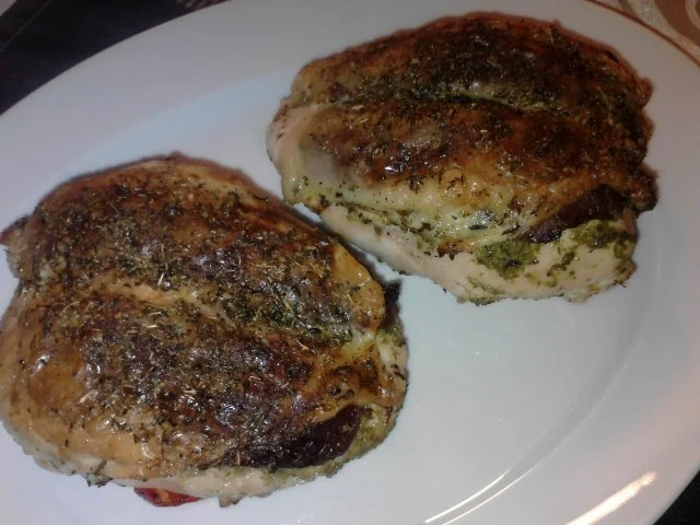 Knusprige Hähnchenbrust auf einem pikanten Paprikasösschen und Bratkartoffelwürfel - Rezept - Bild Nr. 2