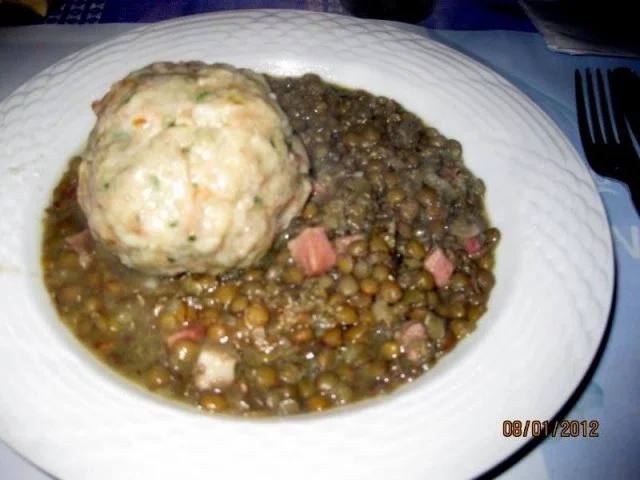 Linsen mit Selchfleisch und Semmelknödel - Rezept