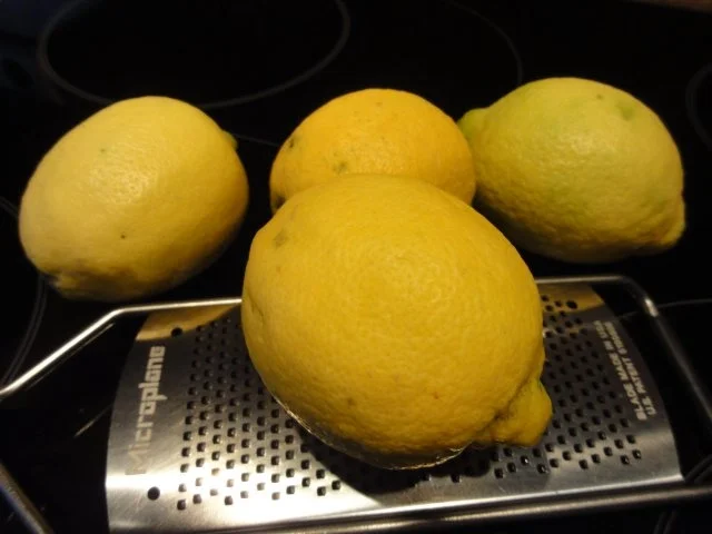 Rezept: Diverses: ZITRONENABRIEB oder ZITRONENZUCKER auf Vorrat Diverses: ZITRONENABRIEB oder ZITRONENZUCKER auf Vorrat - Rezept