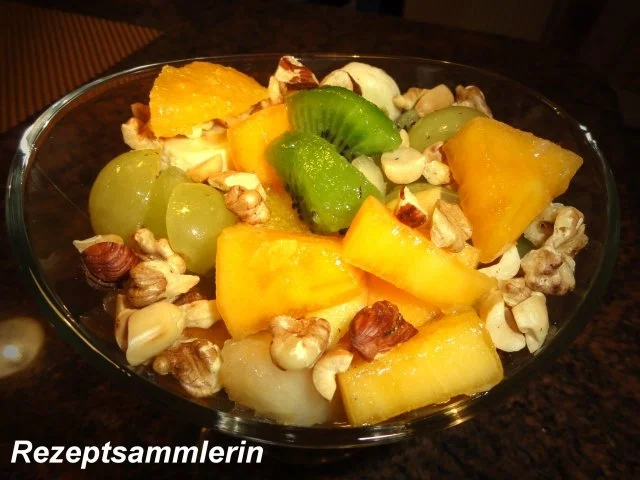 Rezept: Dessert: OBSTSALAT mit gemischten Nüssen Dessert: OBSTSALAT mit gemischten Nüssen - Rezept