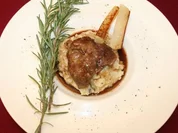 Geschmorte Kalbsbäckchen, dazu Pastinaken-Kartoffel-Trüffelpüree und Kohlrabigemüse - Rezept