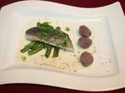 Gedämpfter Wolfsbarsch mit grünen Bohnen und lila Kartoffeln auf Weißwein-Vanille-Soße - Rezept