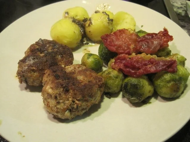 Rezept: Rinderfrikadellen mit Dörrfleisch, Rosenkohl und Kartöffelchen Rinderfrikadellen mit Dörrfleisch, Rosenkohl und Kartöffelchen - Rezept