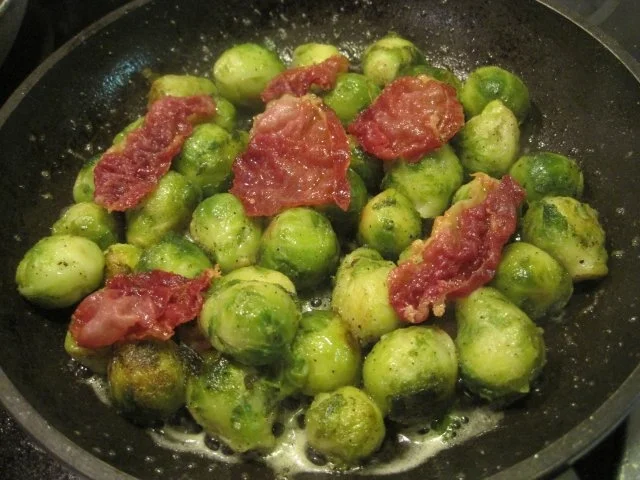 Rezept: Rinderfrikadellen mit Dörrfleisch, Rosenkohl und Kartöffelchen Bild Nr. 4 Rinderfrikadellen mit Dörrfleisch, Rosenkohl und Kartöffelchen - Rezept - Bild Nr. 4