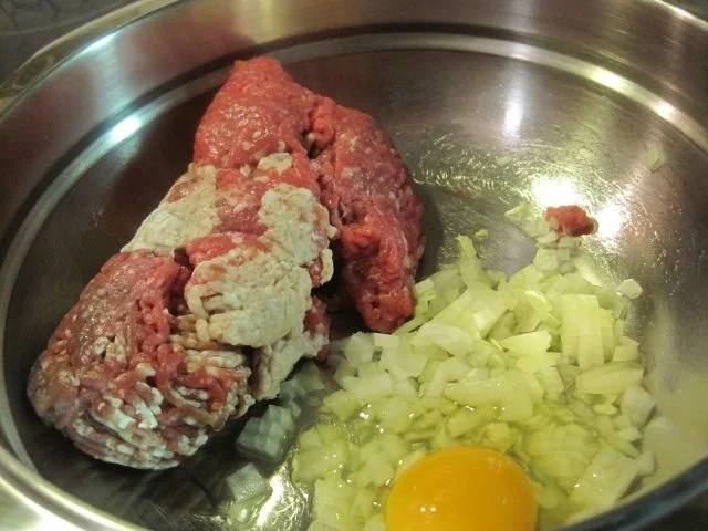 Rezept: Rinderfrikadellen mit Dörrfleisch, Rosenkohl und Kartöffelchen Bild Nr. 2 Rinderfrikadellen mit Dörrfleisch, Rosenkohl und Kartöffelchen - Rezept - Bild Nr. 2