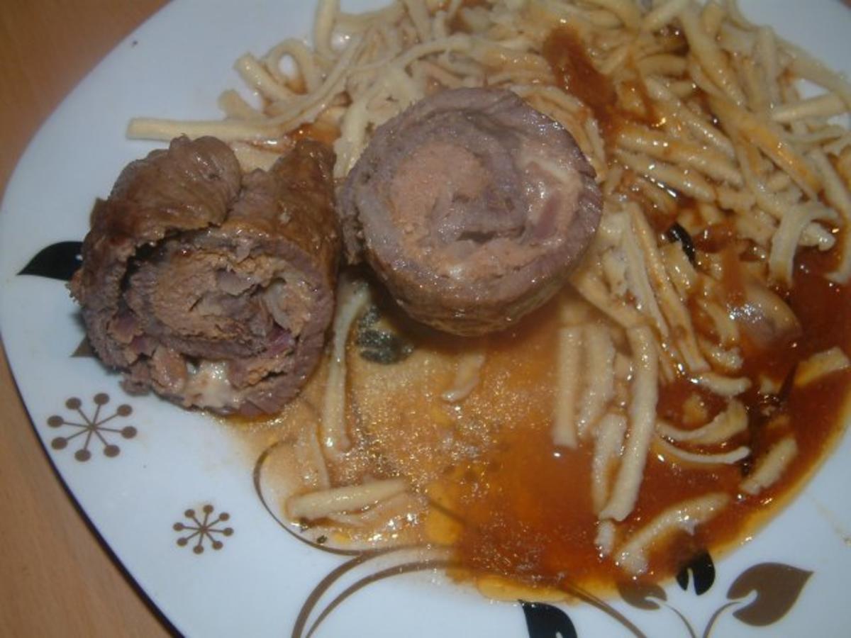 Rinderrouladen gefüllt mit mit Mett und Käse in Biersauce - Rezept - Bild Nr. 2