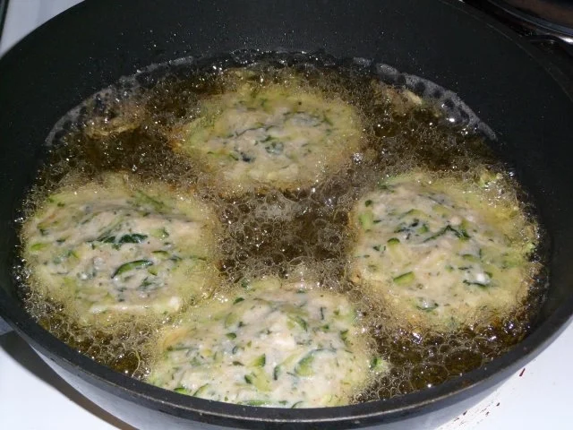 Zucchinipuffer mit Käse und Pinienkernen - Rezept - Bild Nr. 6