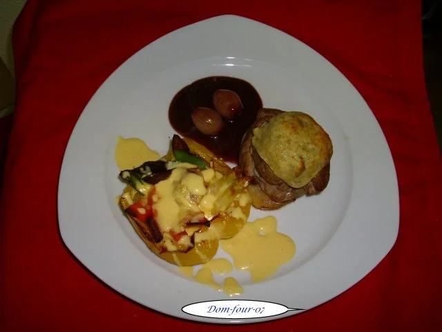 Rezept: Schweinefilet auf einer Kartoffelscheibe, mit gefüllten Champingons mit Kruste überbacken Schweinefilet auf einer Kartoffelscheibe, mit gefüllten Champingons mit Kruste überbacken - Rezept