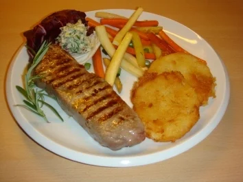 Rumpsteak mit Kräuterbutter, Wurzelgemüse und Kartoffeltalern - Rezept