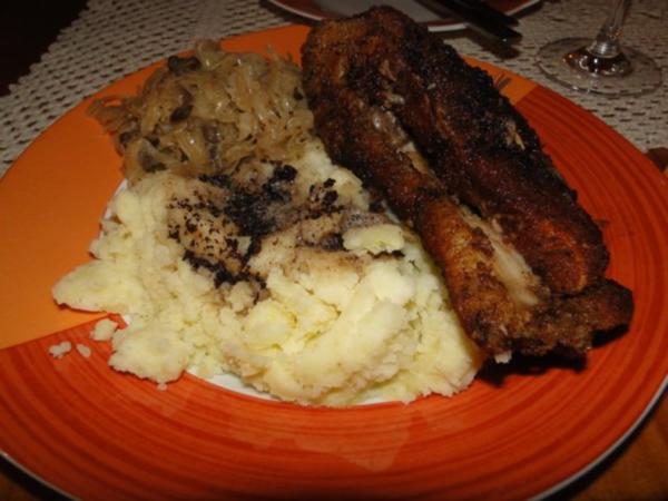 Gebratener Karpfen mit Sauerkraut und Steinpilzen Polnischer Art von ...