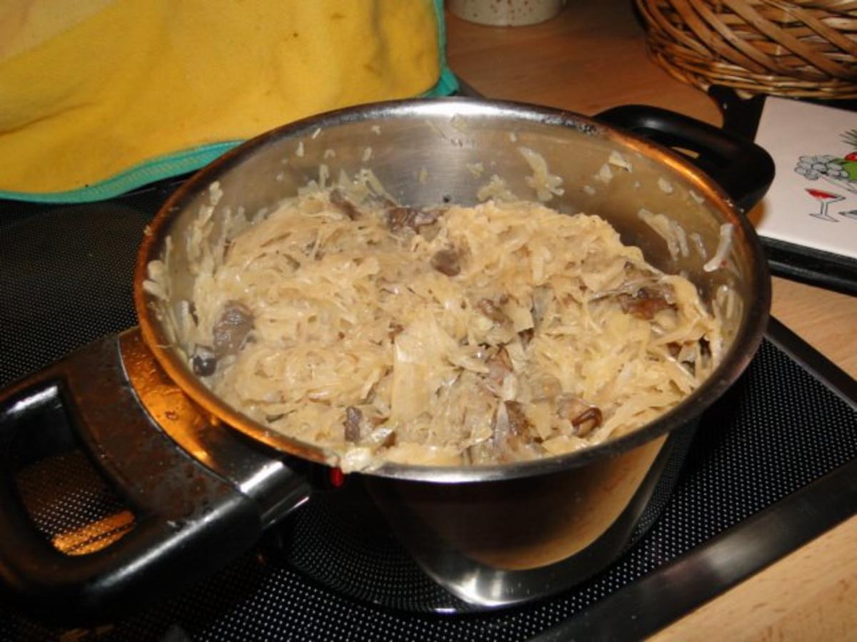 Gebratener Karpfen mit Sauerkraut und Steinpilzen Polnischer Art von Hundefreundin Mailo - Rezept - Bild Nr. 3