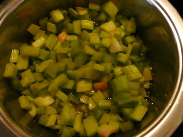 Rhabarberkuchen extra fein !!  12 Stückchen - Rezept - Bild Nr. 2