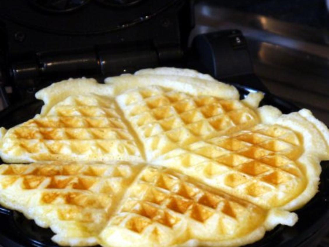 Knusprige Waffeln mit aromatisierter Creme fraiche und Blaubeeren ...