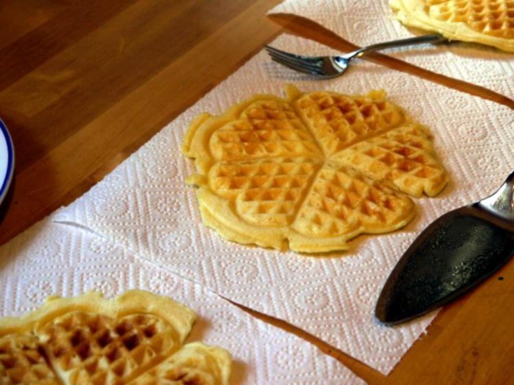 Knusprige Waffeln mit aromatisierter Creme fraiche und Blaubeeren ...