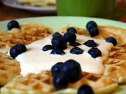 Rezept: Knusprige Waffeln mit aromatisierter Creme fraiche und Blaubeeren Knusprige Waffeln mit aromatisierter Creme fraiche und Blaubeeren - Rezept