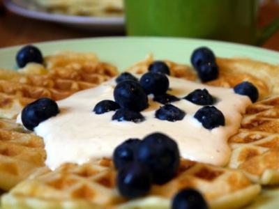 Knusprige Waffeln mit aromatisierter Creme fraiche und Blaubeeren - Rezept