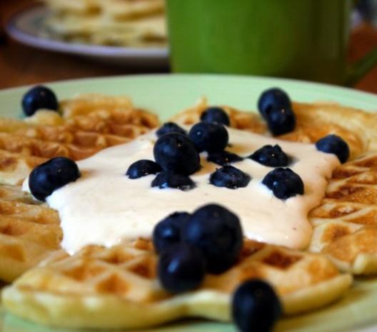 Knusprige Waffeln mit aromatisierter Creme fraiche und Blaubeeren ...