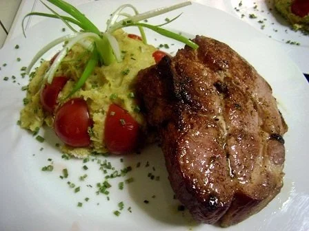 Rezept: Pfeffer-Kasseler auf pikantem Bananen-Kartoffel-Püree Pfeffer-Kasseler auf pikantem Bananen-Kartoffel-Püree - Rezept