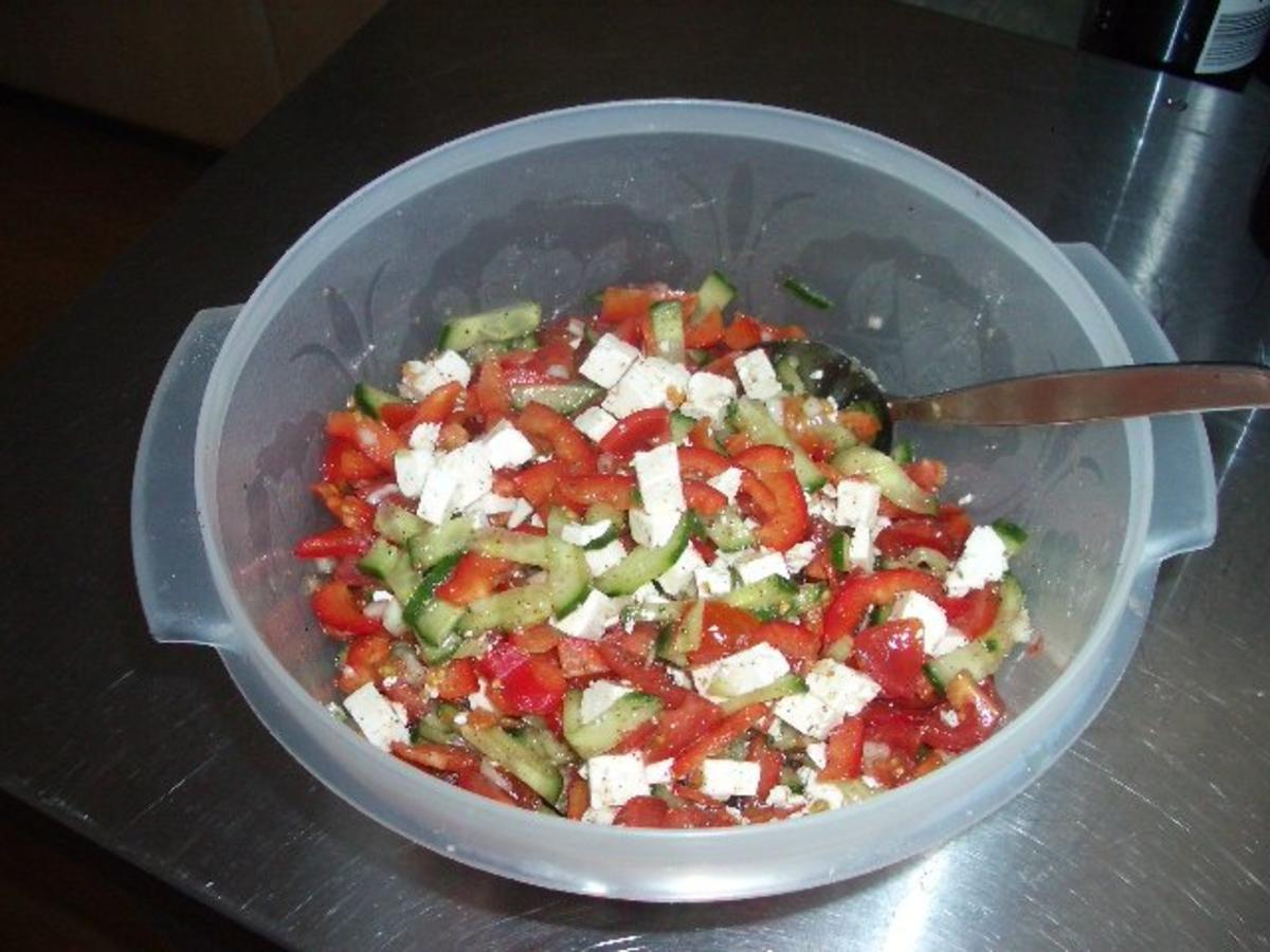 Schopskasalat Bulgarischer Salat mit Schafkäse in Salzlage - Rezept mit ...