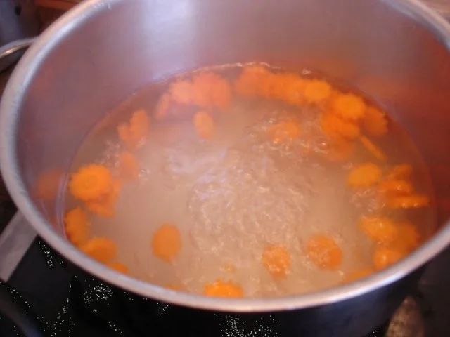 Rezept: Sellerie-Möhren-Suppe Bild Nr. 7 Sellerie-Möhren-Suppe - Rezept - Bild Nr. 7