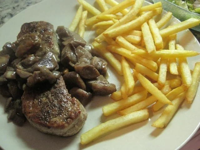 Schweinefilet mit Steinpilzen und Blattsalat - Rezept