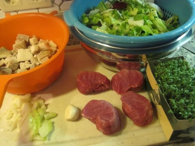 Schweinefilet mit Steinpilzen und Blattsalat - Rezept - Bild Nr. 2