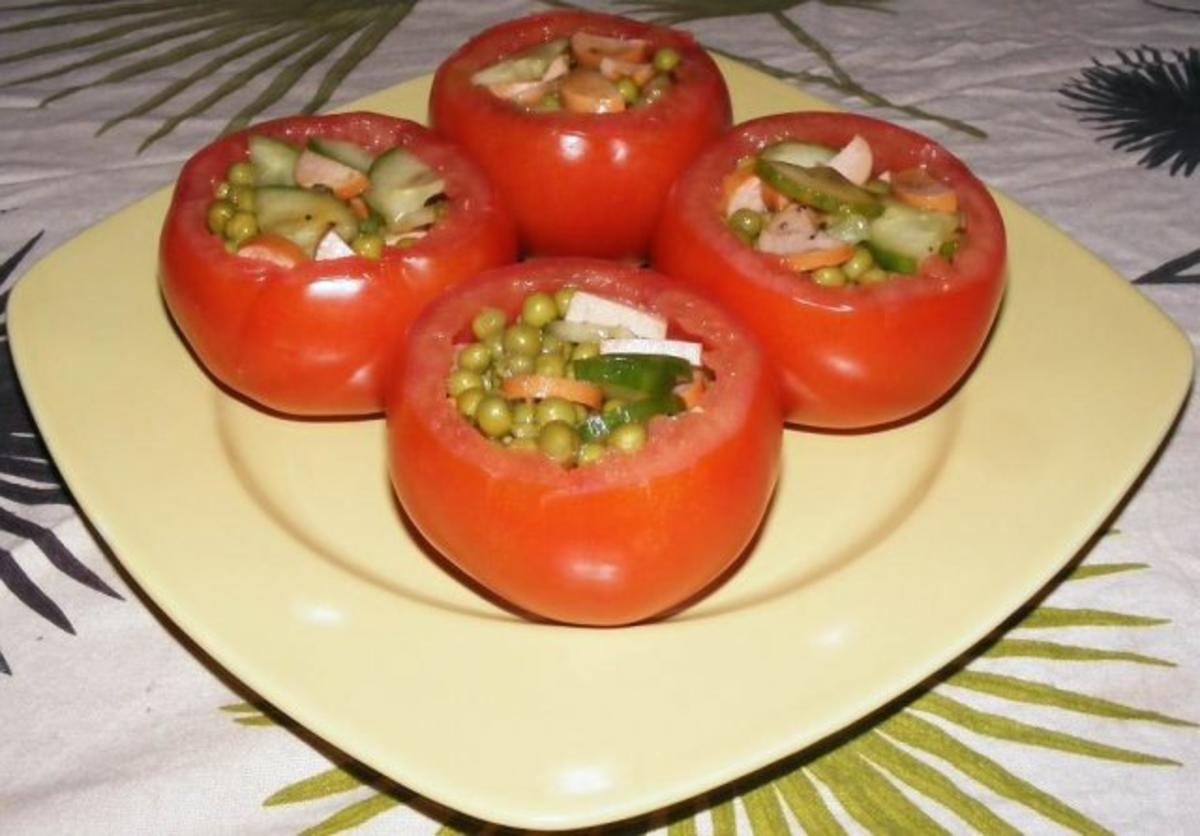 Erbsen-Gurken-Wiener-Salat aus der Fleischtomate - Rezept