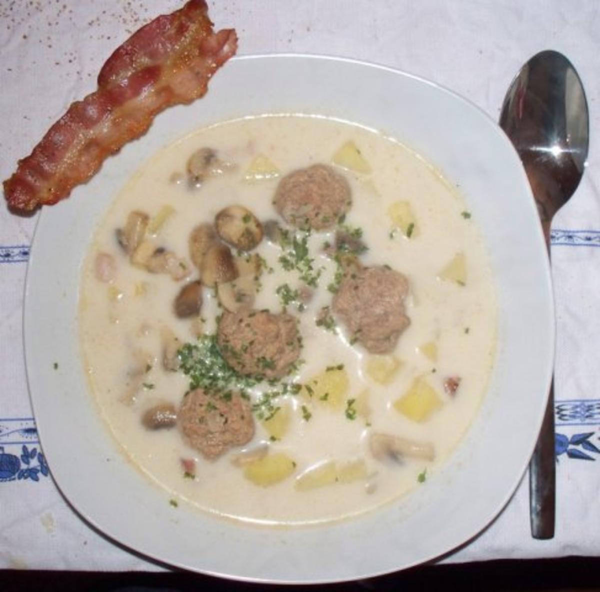 Champignon-Kartoffelsuppe mit Schweinebauch und Klößchen - Rezept