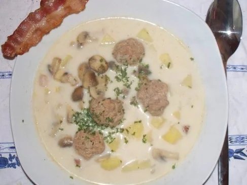 Champignon-Kartoffelsuppe mit Schweinebauch und Klößchen - Rezept