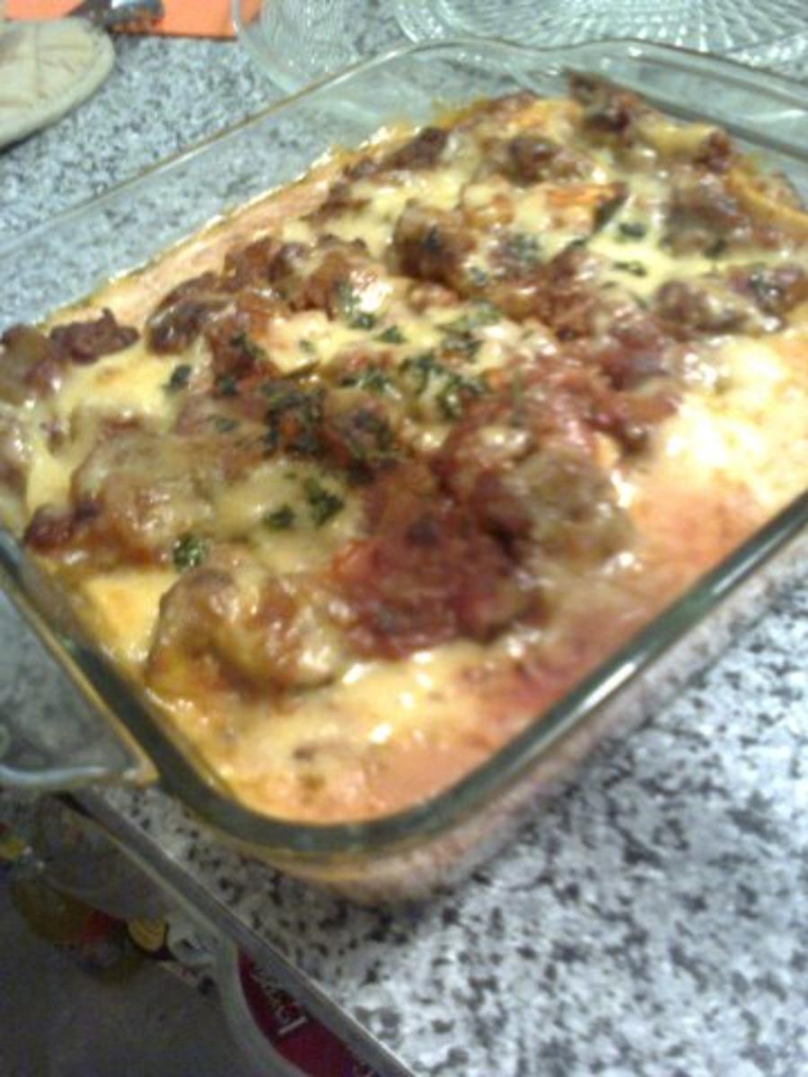 Bilder für Lasagne Wenn die Soßen gekocht sind das richtige für einen gemütlichen Abend denn der Rest wird vom Backofen erledigt - Rezept