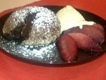 Rezept: Flüssiger Schokokuchen mit Rotweinäpfel und Vanilleeis Flüssiger Schokokuchen mit Rotweinäpfel und Vanilleeis - Rezept