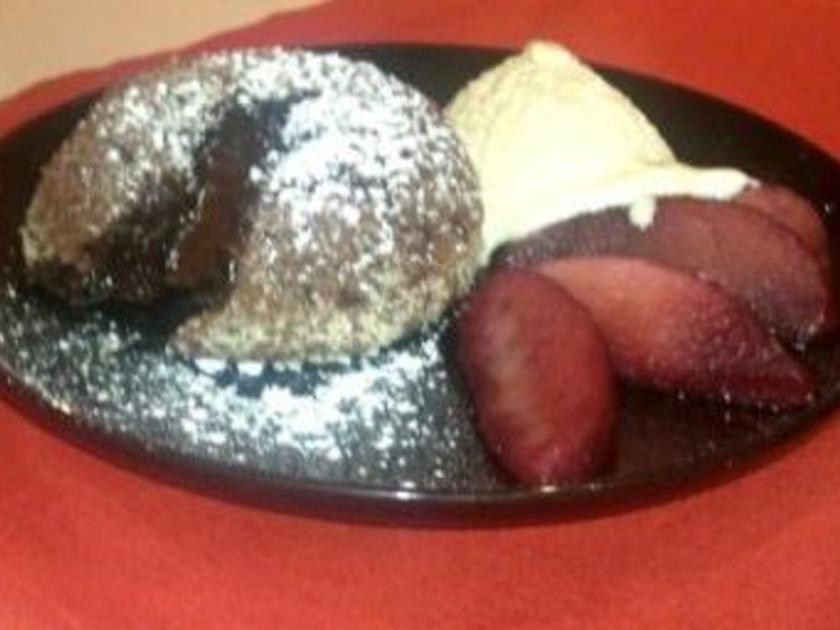 Flüssiger Schokokuchen mit Rotweinäpfel und Vanilleeis - schnell ... Flüssiger Schokokuchen mit Rotweinäpfel und Vanilleeis - schnell ...
