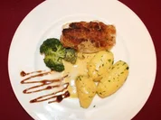 Steinbeißerfilet mit Thymiankruste, dazu Petersilienkartöffelchen, Broccoli und Honigsenf- - Rezept