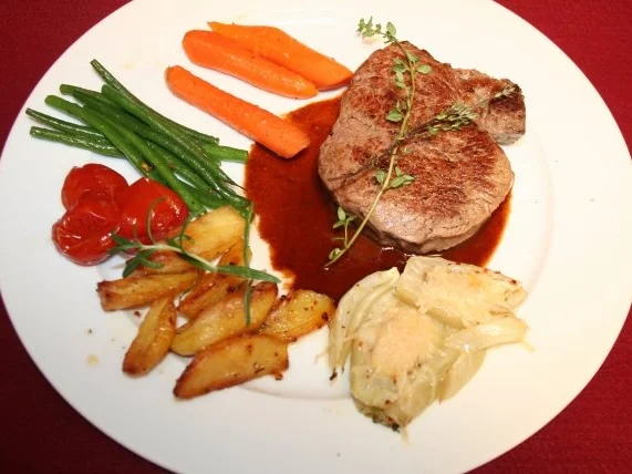 Rezept: Filet vom Charolais mit Fenchel, glasiertem Gemüse und Kartoffelspalten auf Barolosauce Filet vom Charolais mit Fenchel, glasiertem Gemüse und Kartoffelspalten auf Barolosauce - Rezept