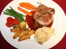 Filet vom Charolais mit Fenchel, glasiertem Gemüse und Kartoffelspalten auf Barolosauce - Rezept