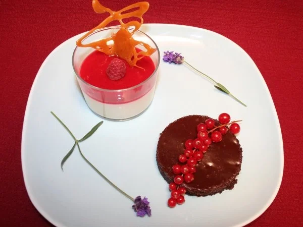 Rezept: Rosmarin-Lavendel Panna Cotta und Schokoladentarte Rosmarin-Lavendel Panna Cotta und Schokoladentarte - Rezept